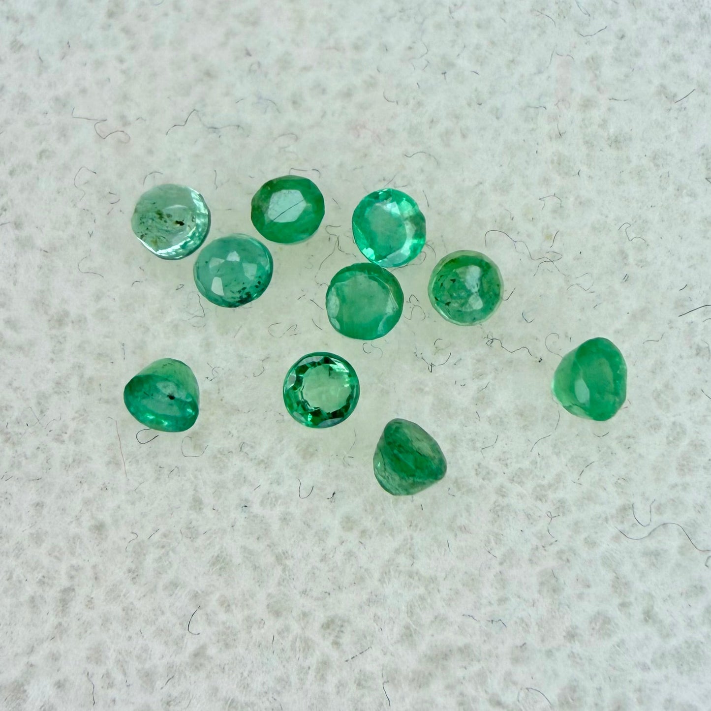 Columbian Emeralds, 2.25mm Round Cut, 10 Piece Lot, Oiled