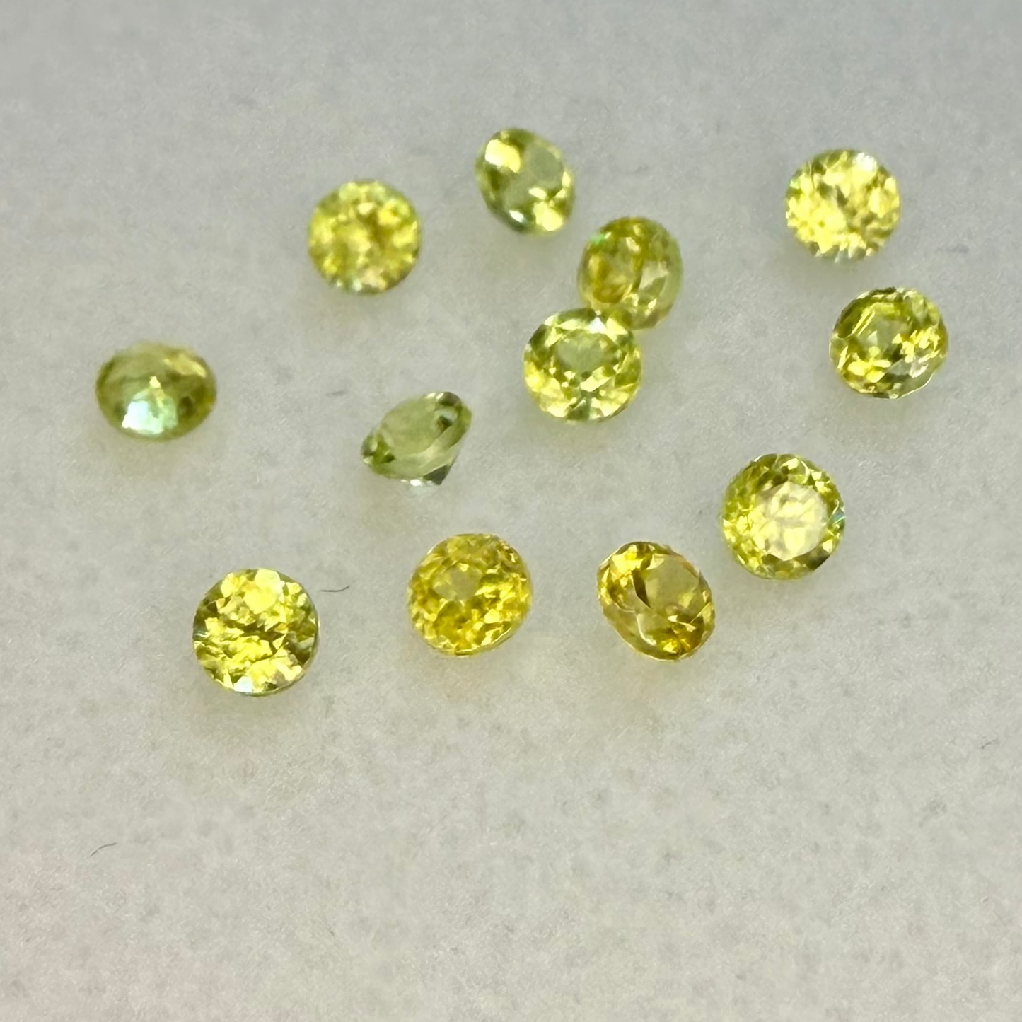 Sphene Melee, 2.5mm Round, 1 Carat Lot